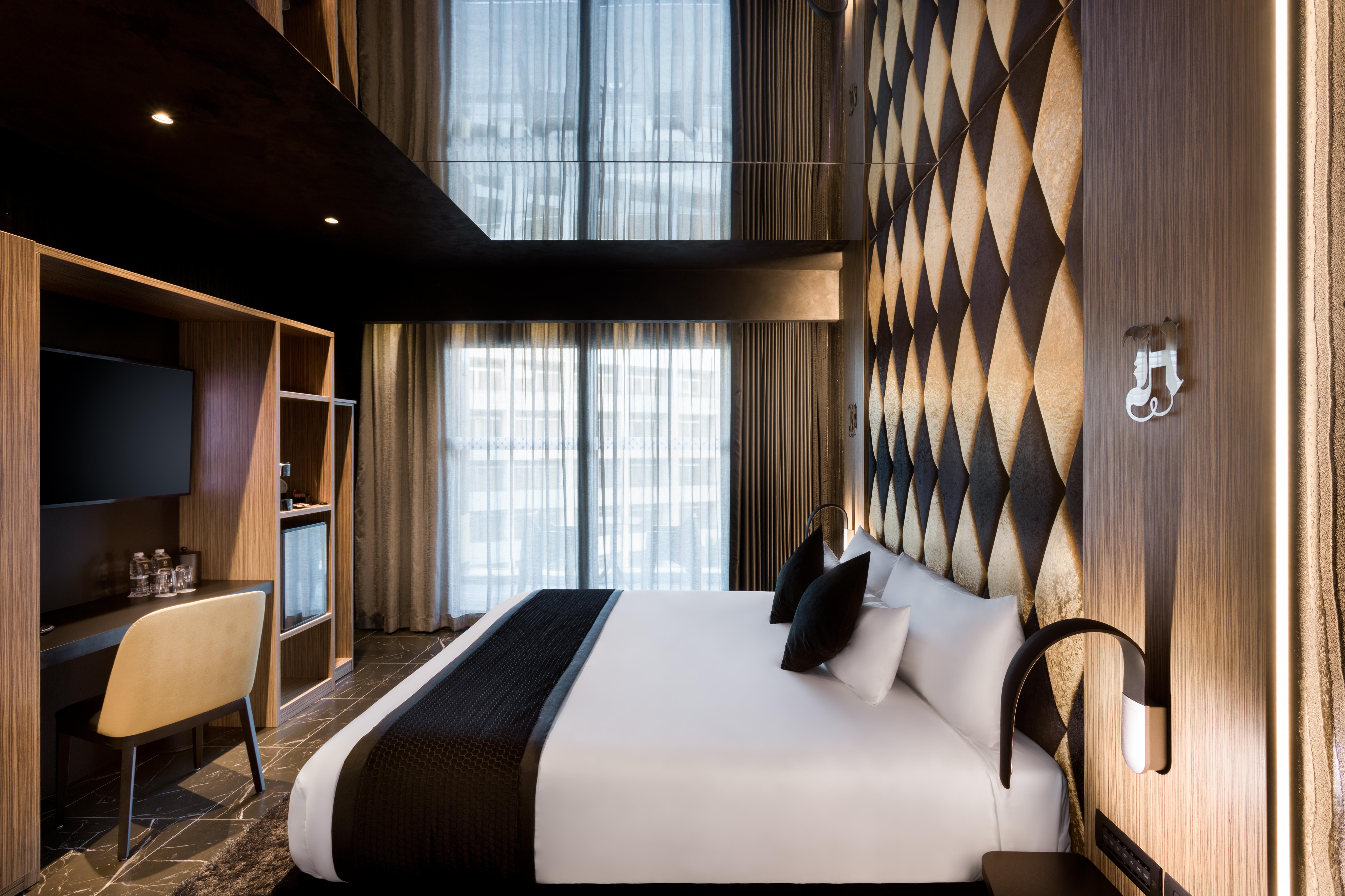 H (adults Only) 4*